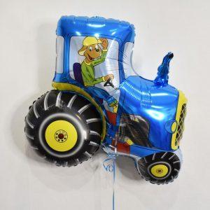 Синий трактор с трактористом